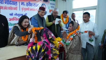 पूर्व मुख्यमंत्री हरीश रावत की उपस्थिति में विभिन्न वर्गों से जुड़े कई लोगों ने थामा कांग्रेस का दामन