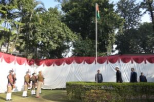 गणतंत्र दिवस पर डीएम सविन बंसल ने कलेक्ट्रेट परिसर में किया ध्वजारोहण