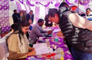 सरकार आपके द्वारः लखवाड़ में विशेष भूमि-अध्याप्ति अधिकारी ने सुनी समस्याएं