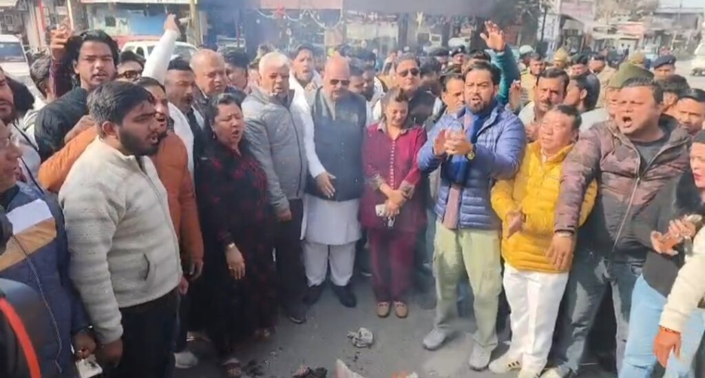 अंकिता भंडारी को न्याय दिलाने के लिए सड़कों पर उतरी कांग्रेस, सरकार का पुतला किया दहन