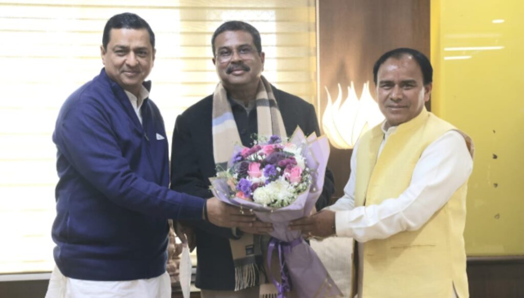 कैबिनेट मंत्री धन सिंह रावत ने दिल्ली में केन्द्रीय शिक्षा मंत्री धर्मेन्द्र प्रधान से की मुलाकात