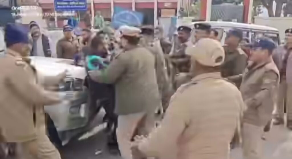 गोपेश्वर मे भाजपा अध्यक्ष महेंद्र भट्ट को दिखाए काले झंडे