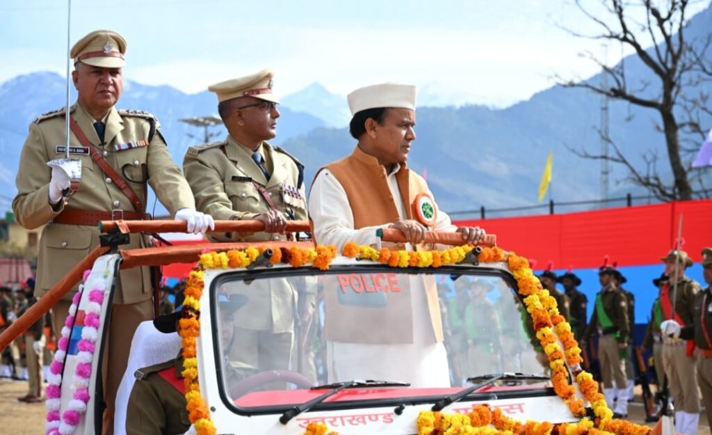 मंत्री डॉ. धन सिंह रावत ने ध्वजारोहण कर, परेड की सलामी ली