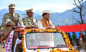 मंत्री डॉ. धन सिंह रावत ने ध्वजारोहण कर, परेड की सलामी ली