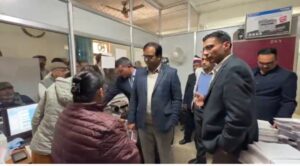 डीएम का औचक निरीक्षण, सब रजिस्ट्रार कार्यालय ऋषिकेश में गंभीर अनियमितताएं उजागर