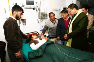 क्वानू-मीनस मोटर मार्ग दुर्घटना में घायल यात्रियों का हाल पूछने दून अस्पताल पहुंचे मुख्यमंत्री
