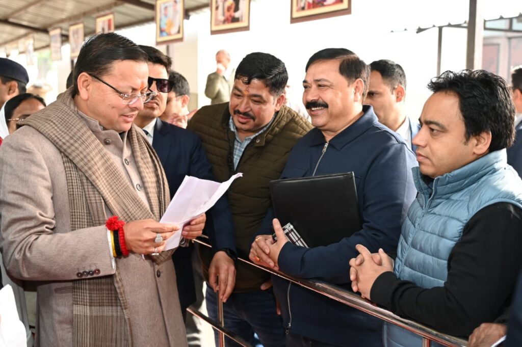 मुख्यमंत्री ने खटीमा में जनप्रतिनिधियों व जनता से मुलाकात कर जनसमस्याएं सुनी