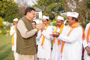 मुख्यमंत्री ने चम्पावत से आए होल्यारों ने दी होली की शुभकामनाएं