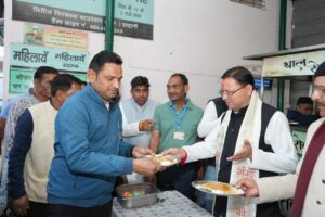 हल्द्वानी में थाल सेवा में शामिल हुए मुख्यमंत्री, जरूरतमंदों को स्वयं परोसा भोजन