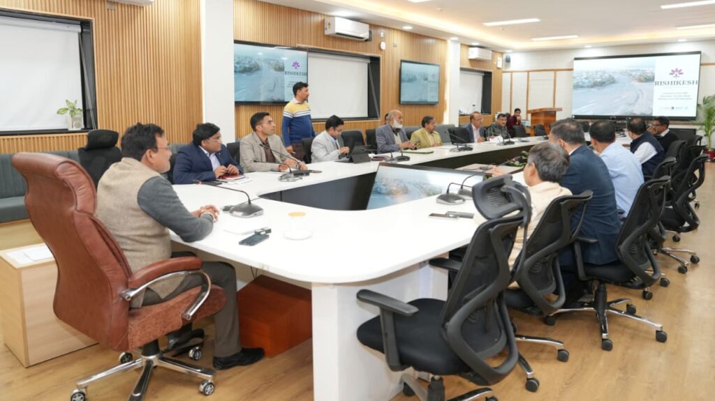 आगामी कुंभ मेला के दृष्टिगत ऋषिकेश में त्रिवेणी घाट, चंद्रभागा ब्रिज व आस्था पथ परियोजनाओं की EFC की समीक्षा