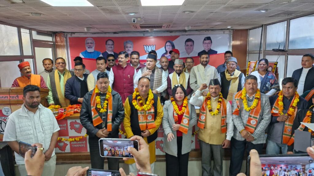 पूर्व जिला पंचायत अध्यक्ष समेत सैकड़ों जनप्रतिनिधियों ने ली भाजपा की सदस्यता