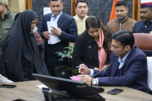 जनता दर्शन में बुजुर्ग महिला की गुहार पर डीएम का त्वरित एक्शन, 27 माह का पेयजल बिल सेटल