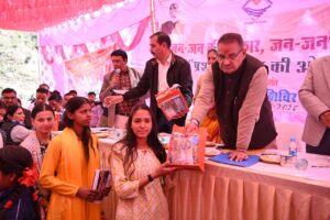 देहरादून : न्याय पंचायत सरोना में कैबिनेट मंत्री की उपस्थित में एडीएम ने सुनी जन समस्याएं