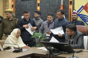 देहरादून: जनता दरबार में सुनिता को आर्थिक सहायता, विधवा पेंशन मौके पर ही स्वीकृत