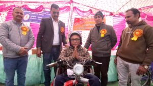 डीएम सविन बंसल के निर्देशन में जिले के दिव्यांग व वरिष्ठजनों को मिला सहारा