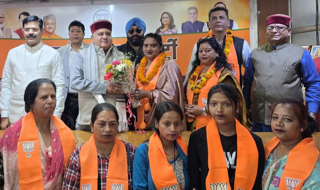 कांग्रेस, बसपा समेत कई दलों के सैकड़ों कार्यकर्ताओं ने थामा भाजपा का दामन 