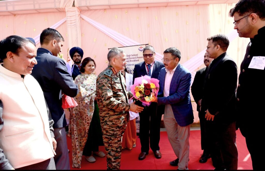 सीडीएस अनिल चौहान का श्रीनगर मेडिकल कॉलेज दौरा, छात्रों को दिया राष्ट्रीय सुरक्षा का संदेश