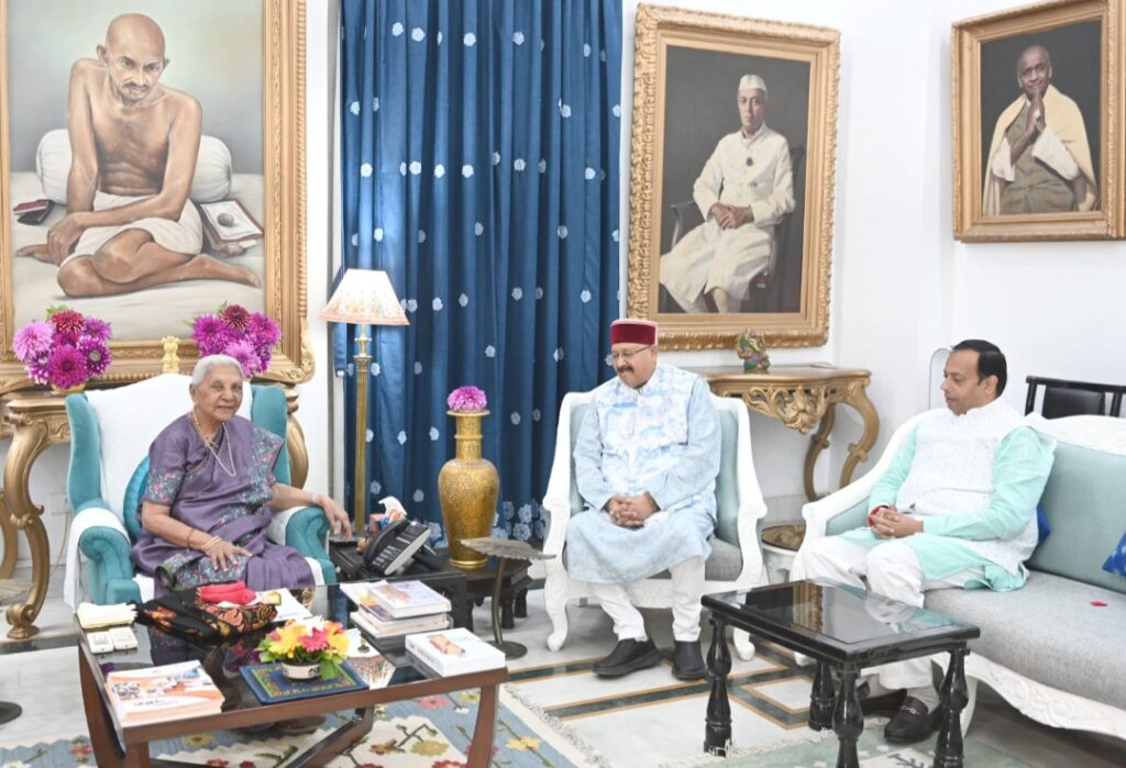 महाराज ने उत्तर प्रदेश की राज्यपाल को आदि कैलाश यात्रा पर आमंत्रित किया