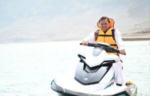 टिहरी झील में रोमांच के सफर पर निकले सीएम धामी