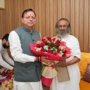 मुख्यमंत्री धामी ने ऋषिकेश में श्री श्री रविशंकर से शिष्टाचार भेंट की