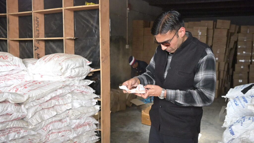 डीएम देहरादून का बड़ा एक्शन: राज्य के आंगनबाड़ी केंद्रों पर राशन आपूर्तिकर्ता सेंट्रल गोदाम रुड़की में छापेमारी