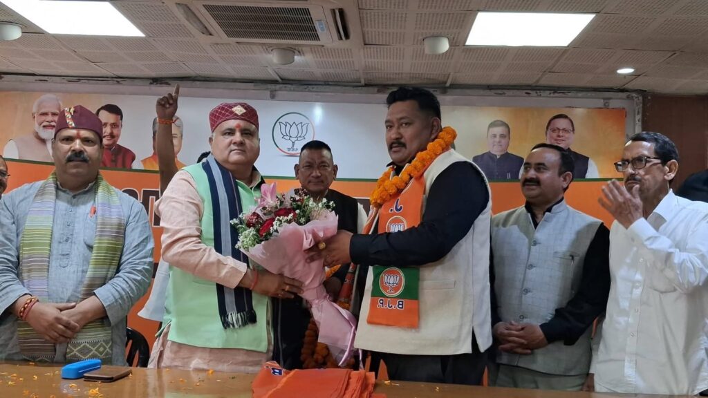 पिथौरागढ़ सीमांत क्षेत्र से नगर पंचायत अध्यक्ष समेत कई जनप्रतिनिधि भाजपा में शामिल