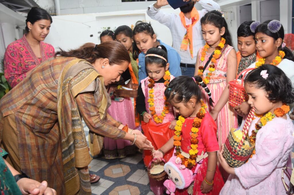 फूलदेई पर्व पर बच्चों संग रेखा आर्या ने दिया प्रकृति संरक्षण का संदेश
