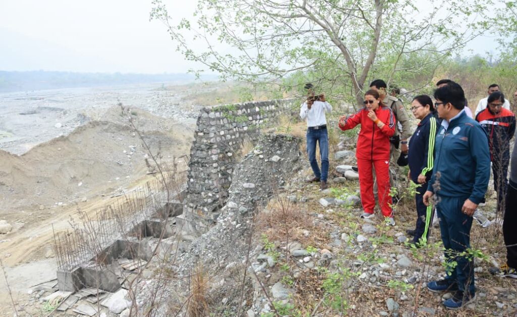 भवन निर्माण के लिए स्वीकृत भूमि का मंत्री रेखा आर्या ने किया निरीक्षण