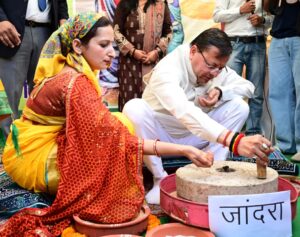 चार साल बेमिसालः परेड ग्राउंड में मुख्यमंत्री धामी ने विभागीय स्टॉलों का किया अवलोकन