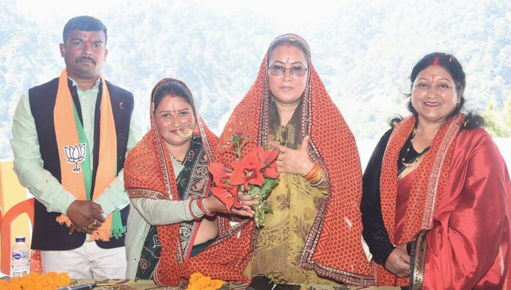 देवी भागवत कथा और सोमेश्वर में पूजन में शामिल हुईं रेखा आर्या