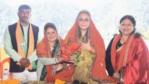 देवी भागवत कथा और सोमेश्वर में पूजन में शामिल हुईं रेखा आर्या