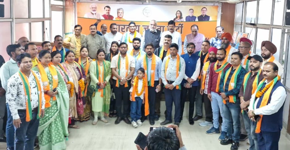 पूर्व श्रम उपआयुक्त समेत बड़ी संख्या में लोग भाजपा में शामिल