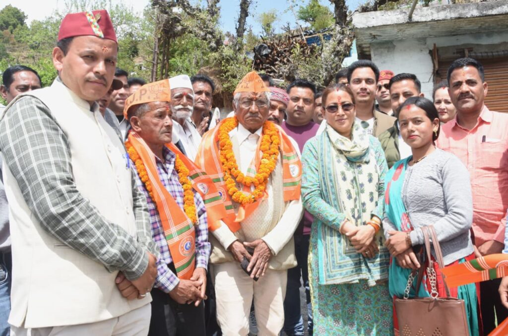 कैबिनेट मंत्री रेखा आर्य ने की 22 लाख रुपये की घोषणाएं