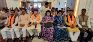 संकट में राजनीति करने वालों से जनता को सतर्क करें कार्यकर्ता: भट्ट