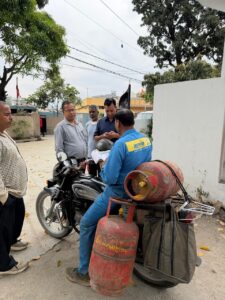 गैस कालाबाजारी पर जिला प्रशासन सख्त: डिलीवरी केवल अनुबंधित वाहनो से ही होगी