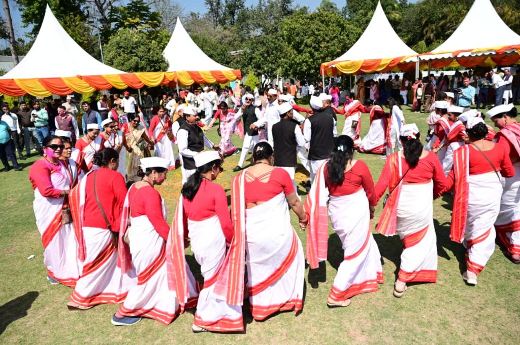 होली मिलन कार्यक्रम में जुटे गढ़वाल-कुमाऊं से लेकर जौनसार तक के कलाकार