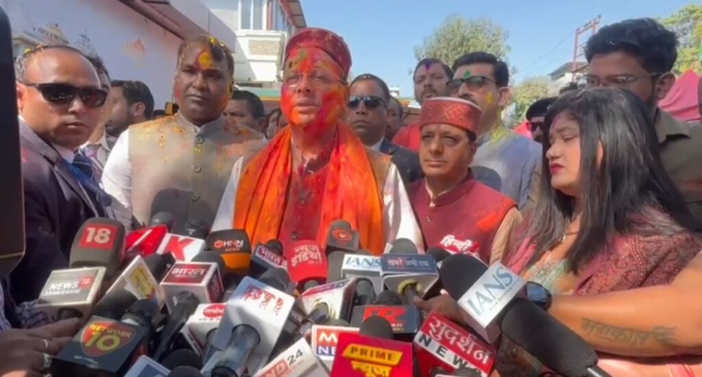 भाजपा मुख्यालय मे बरसा अबीर गुलाल, कार्यकर्ताओ ने सीएम संग मनायी होली