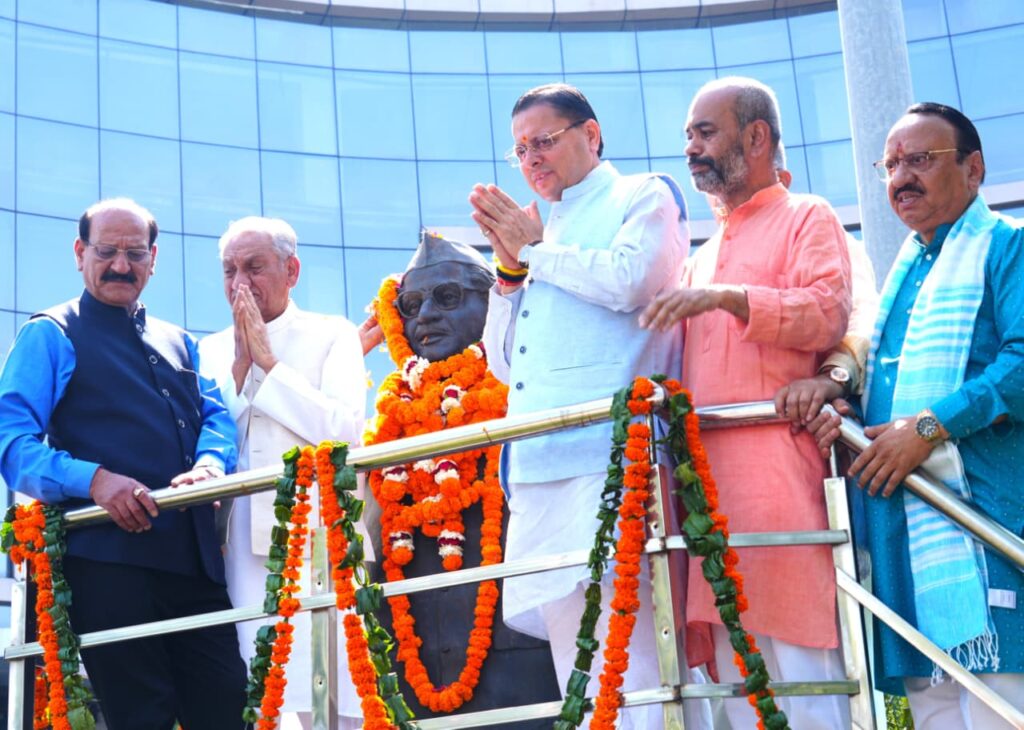 मुख्यमंत्री ने स्वर्गीय हेमवती नंदन बहुगुणा की 107वीं जयंती पर  श्रद्धांजलि दी