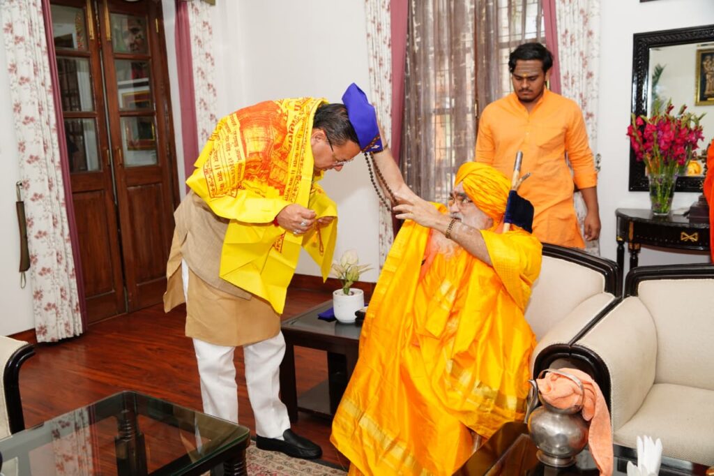 मुख्यमंत्री से केदारनाथ धाम के रावल ने की शिष्टाचार भेंट, प्रदेश की सुख-समृद्धि की कामना की