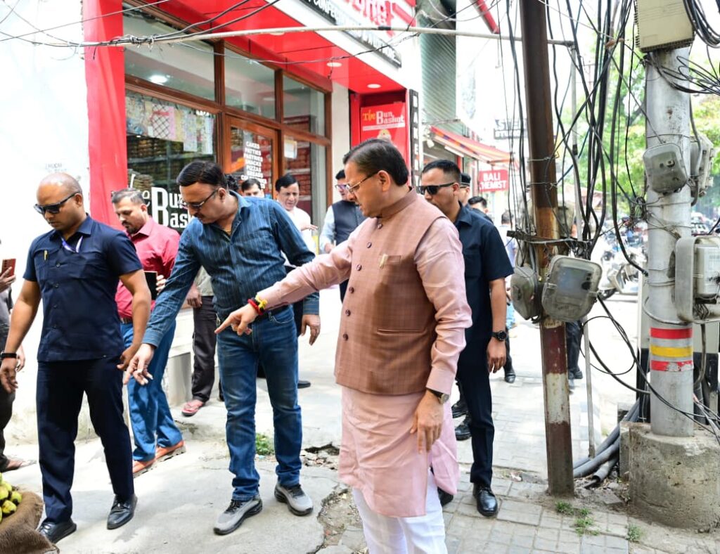 सीएम हेल्पलाइन पर दर्ज शिकायत की पड़ताल करने खुद मौके पर पहुंचे मुख्यमंत्री