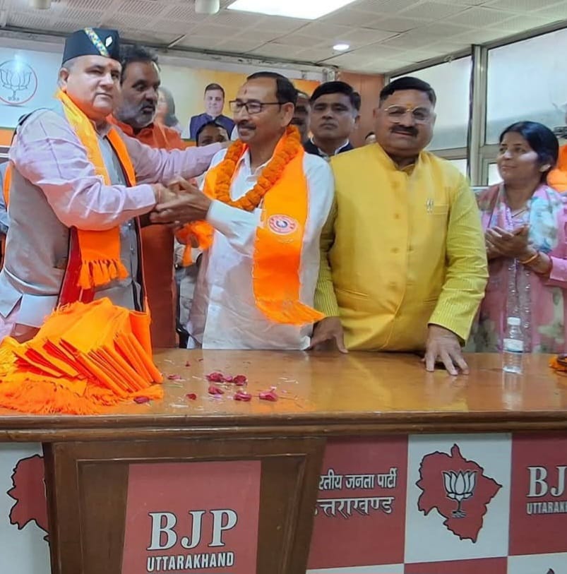 ब्लॉक प्रमुख, सभासदों और पूर्व चेयरमैन सैकड़ो समर्थकों संग हुए भाजपाई