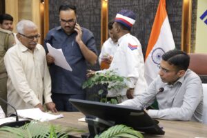 जनता दरबार में फरियादी पंहुचे, डीएम ने सुनी समस्याएं, की पत्रावली तलब