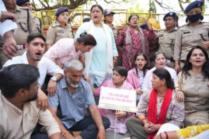 महिला कांग्रेस का शिक्षा मंत्री के आवास का घेराव, किया जोरदार प्रदर्शन