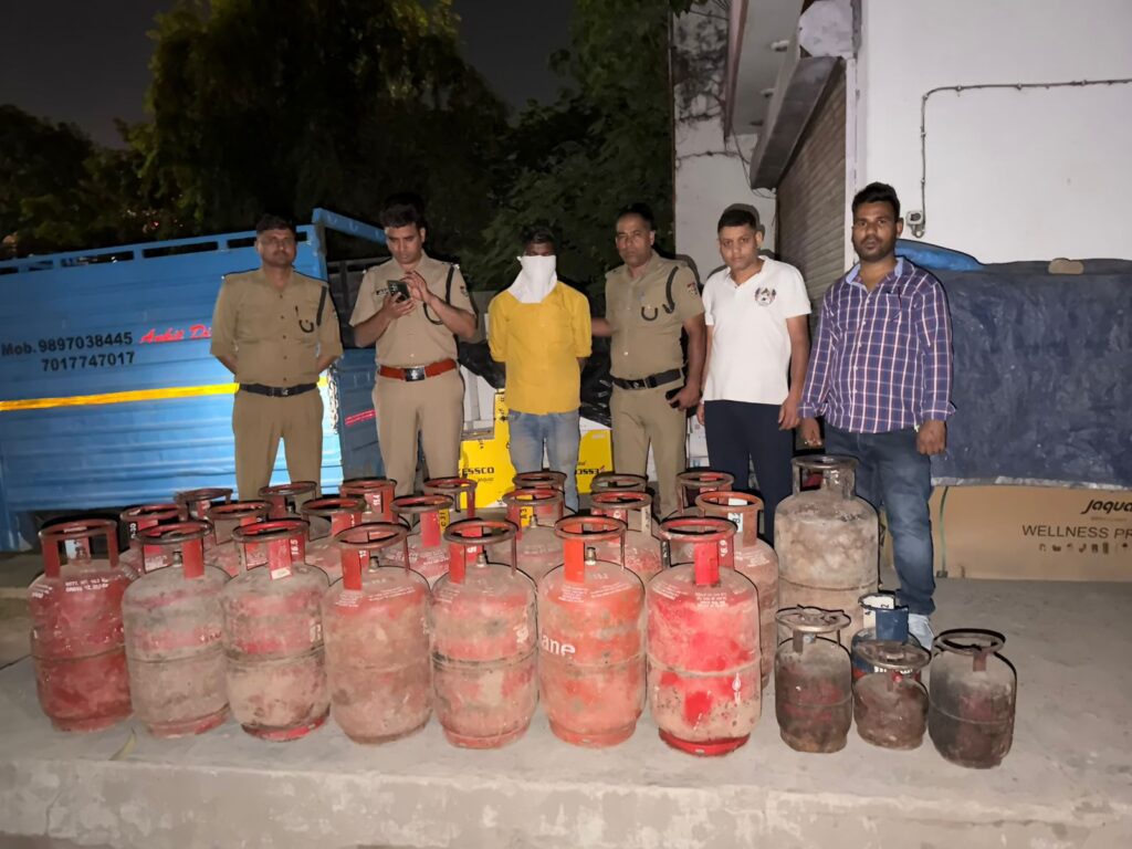 अवैध गैस कारोबार पर बड़ी कार्रवाई, 32 सिलेंडर, 4 गैस रिफिलिंग उपकरण जब्त