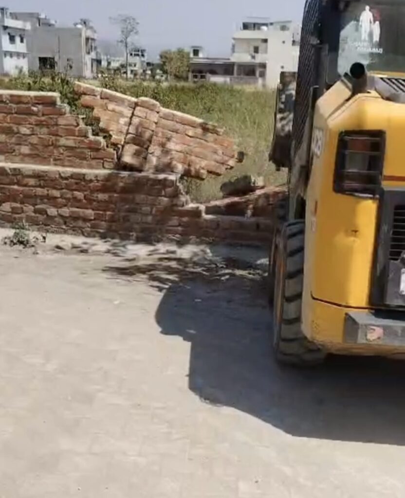 देहरादून: सड़क पर प्रॉपर्टी डीलर ने कब्जा कर बनाई दीवार, प्रशासन ने सड़क कराई कब्जामुक्त