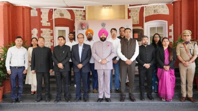 देहरादून: आपदा में उत्कृष्ट कार्य करने वाले कार्मिकों को राज्यपाल ने किया सम्मानित