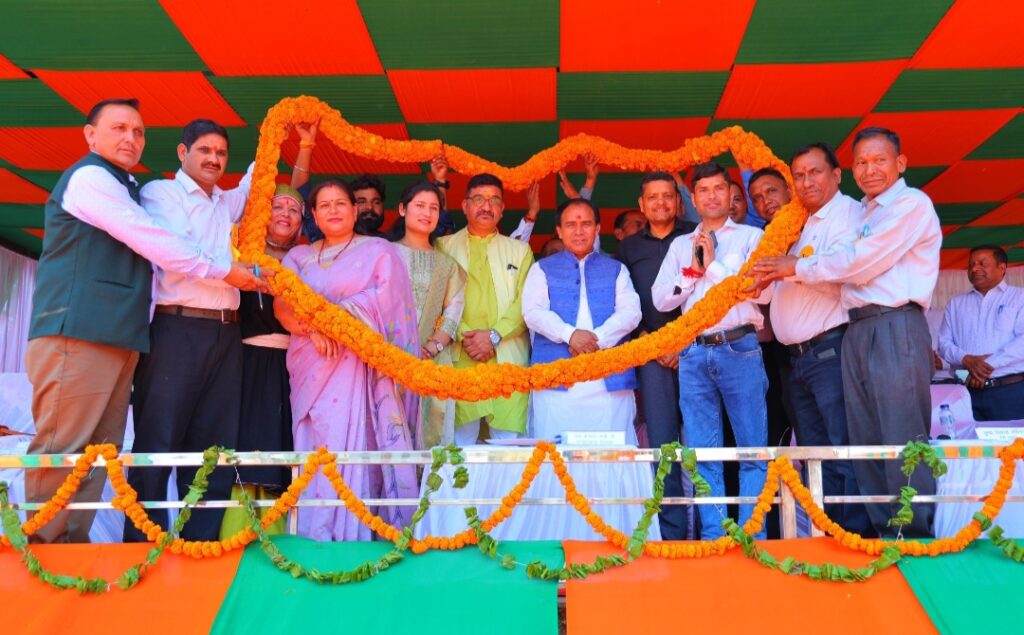 सहकारिता मंत्री डॉ. रावत ने विभिन्न गांवों में जनसंपर्क कर आम लोगों की सुनी समस्याएं