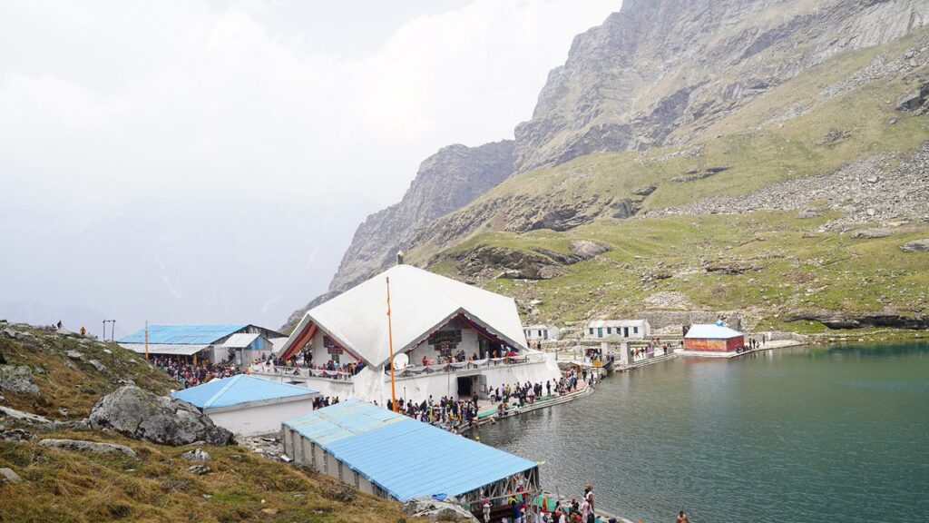 विश्व प्रसिद्ध हेमकुंड साहिब के कपाट आज खुले