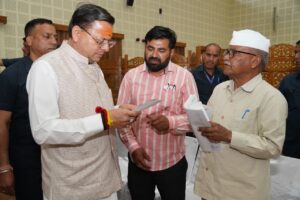 मुख्यमंत्री ने प्रदेश के विभिन्न जनपदों से आए लोगों की सुनी समस्या 