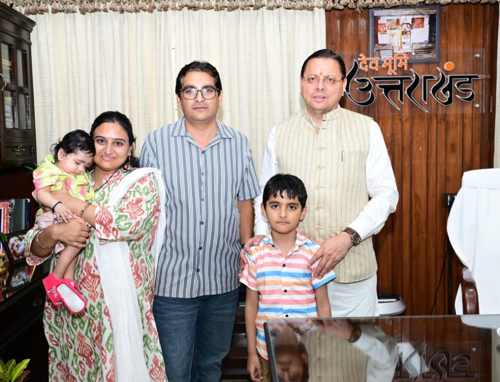 मुख्यमंत्री से पत्रकार हेम भट्ट ने परिवार सहित मुलाकात की